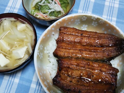 鰻丼と豆腐の味噌汁ときゅうりカニかまの酢の物の夕食